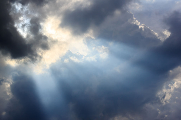 Die Wolkendecke öffnet sich zum Sonntag hin wieder.