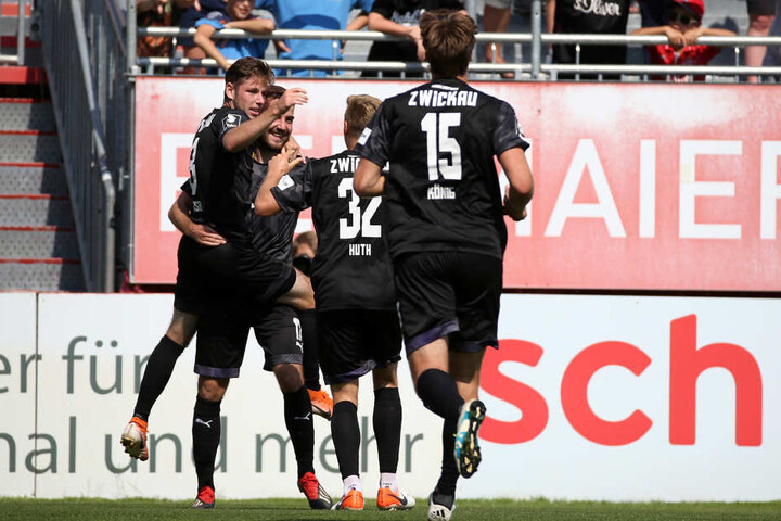 Die Zwickauer feiern das Tor zum 1:0.