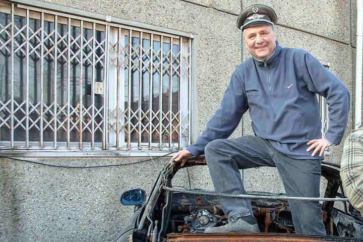 DDR-Museums-Chef Uwe Jähnig (54) hat jetzt auch noch einen Oldtimer-Friedhof angelegt.
