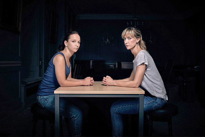 Dr. Leah Dale (Katherine Kelly) und Rose (Molly Windsor, li.) geraten in "Cheat" in einen unheilvollen Sog der Ereignisse.