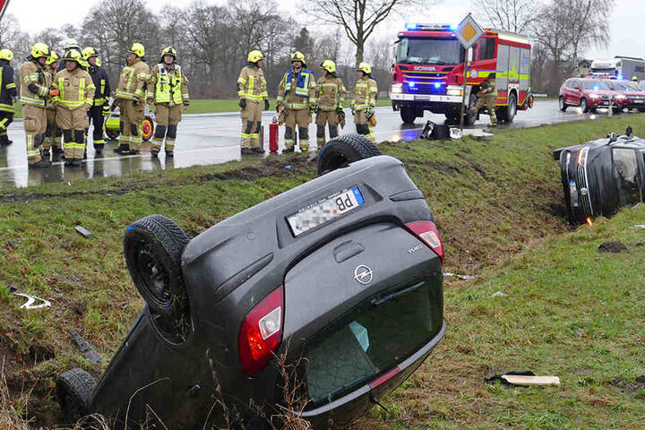 Der Corsa blieb auf dem Dach liegen.