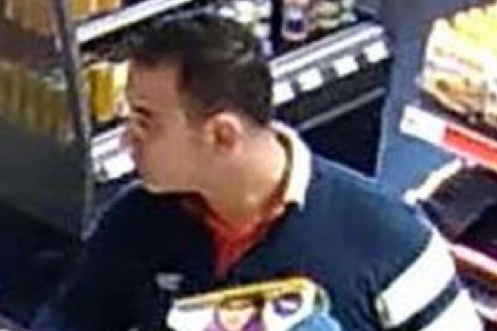 Die Polizei Paderborn sucht diesen Mann.