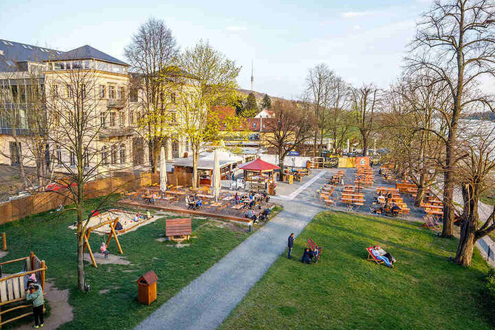 Zum Elbegarten Demnitz gehört ein großer Spielplatz mit Schaukel, Sandkasten und Kletterburg.
