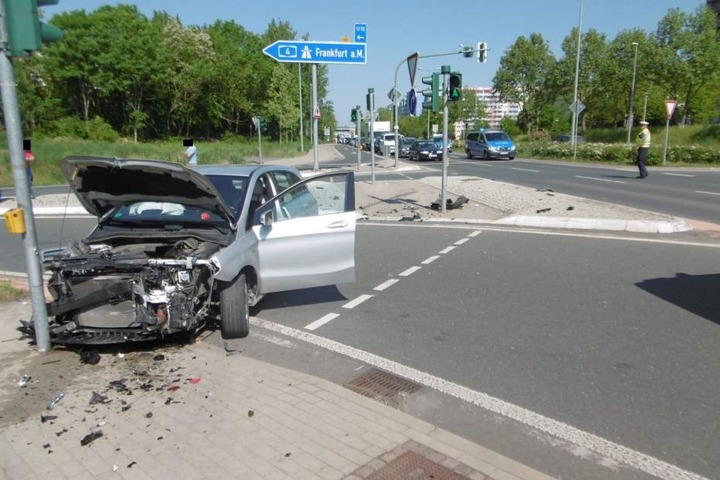 Auch das zweite Unfallauto knallte gegen einen Ampelmast.