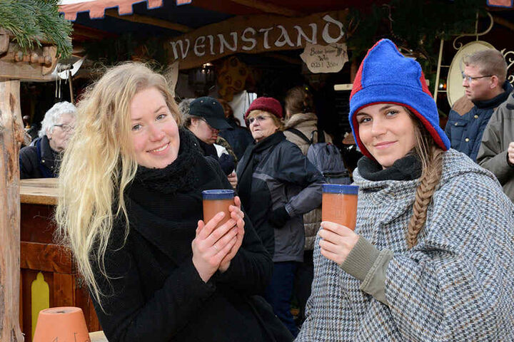 TAG24-Testerin Vivien Nogaj (23) probiert „Rum-Aprikose-Honig“-Wein im
Dresdner Stallhof. Verkäuferin Kristin Werzner (26) empfiehlt die neue Sorte.