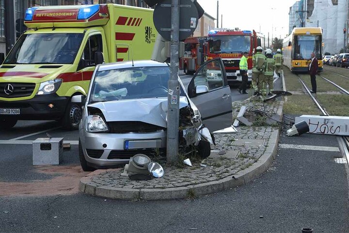 Der Ford krachte gegen eine Ampel.