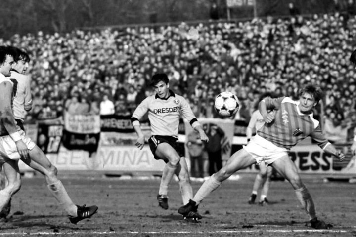Jörg Stübner (M.) im März 1986 im Dynamo-Trikot.