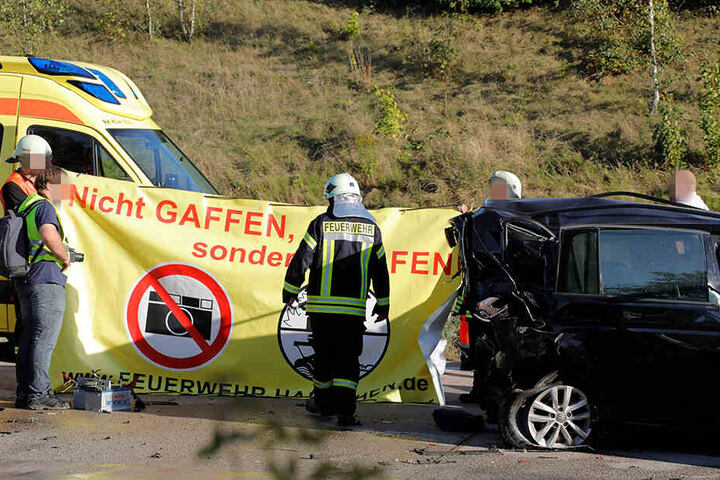 Auch bei einem Unfall auf der A 4 bei Frankenberg musste die Feuerwehr einen Sichtschutz aufbauen.