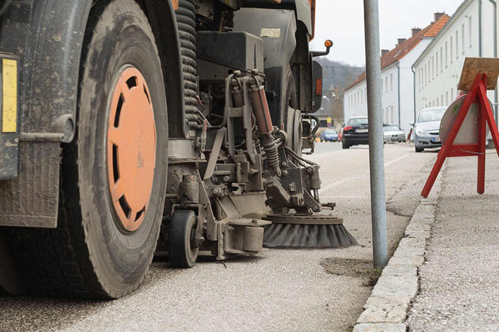 Bislang erledigen die Kehrmaschinen der Stadtreinigung den Straßenjob.