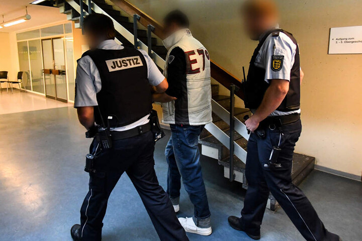 Der angeklagte Lebensgefährte (Mitte) will sich öffentlich äußern.
