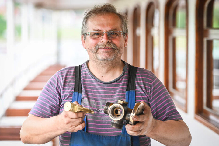 Alles reine Handarbeit! Feinmechanikermeister Gerald Seidel (61) mit dem neuen Dampf-Ventil.