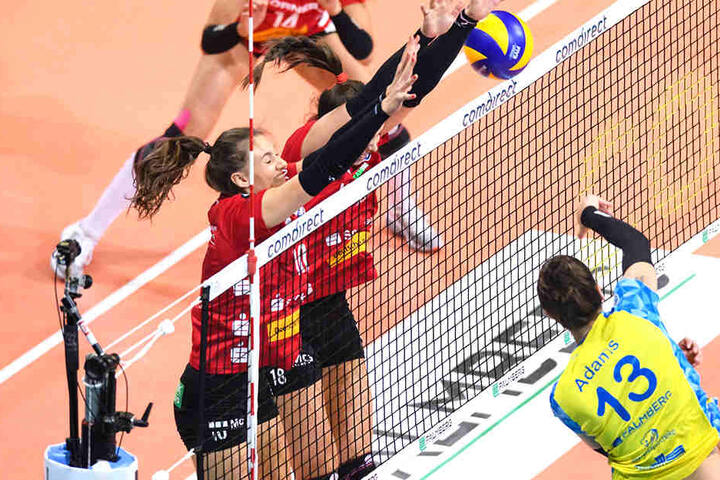 Die Schwerinerin McKenzie Adams (2. v. r.) schlägt hier perfekt am DSC-Block mit Lena Stigrot (l.) vorbei. Es war eine der DSC-Schwachstellen im Supercup.