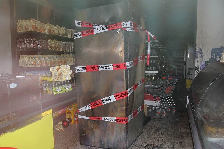 Dieses Kühlgerät ging am Nachmittag in Flammen auf.