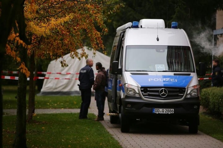 Am Tatort ist ein weißes Zelt errichtet worden, damit die Spuren im Regen nicht verwässern.