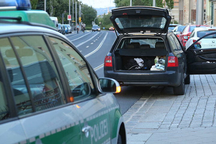 Auf der Pennricher Straße wurde der flüchtende Kriminelle dann von einem Fährtenhund aufgespürt. Die Beamten nahmen den Mann schließlich fest.