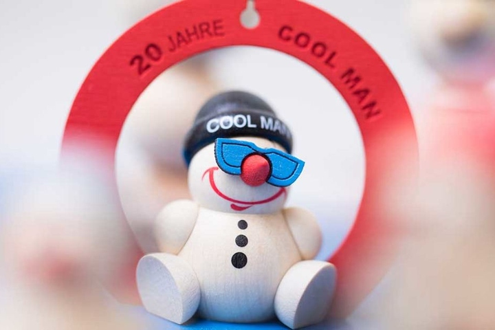 Ein gut gelaunter Schneemann aus der Jubiläums-Edition "20 Jahre Cool Man".