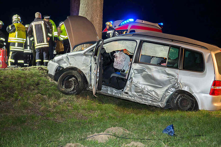Die Beifahrerin starb, der Fahrer wurde bei dem Unfall schwer verletzt.