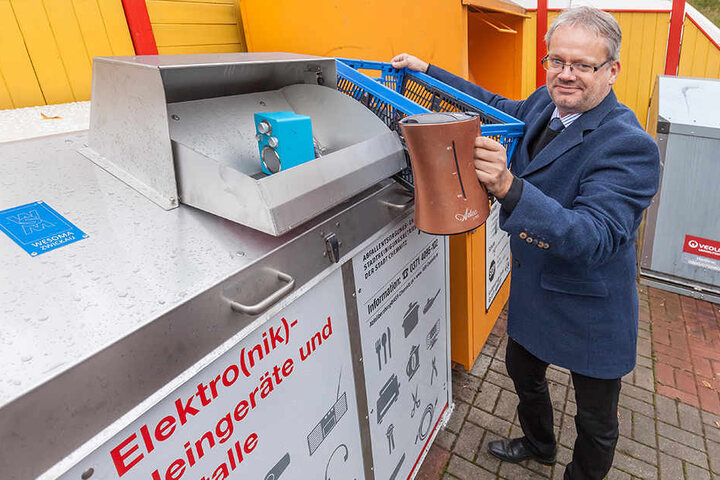 In den Tonnen können kleine Elektrogeräte wie Wasserkocher entsorgt werden.