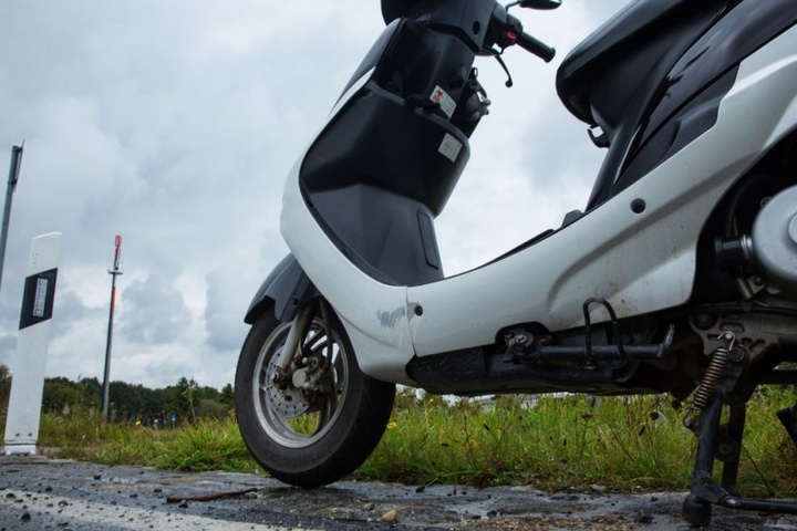 Bei Kamenz rutschte eine Fahrerin mit ihrem Roller aus. Sie überstand den Unfall glücklicherweise unverletzt.