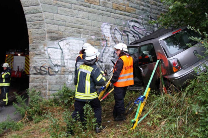 Der Wagen der Frau musste vor dem Abrutschen gesichert werden.