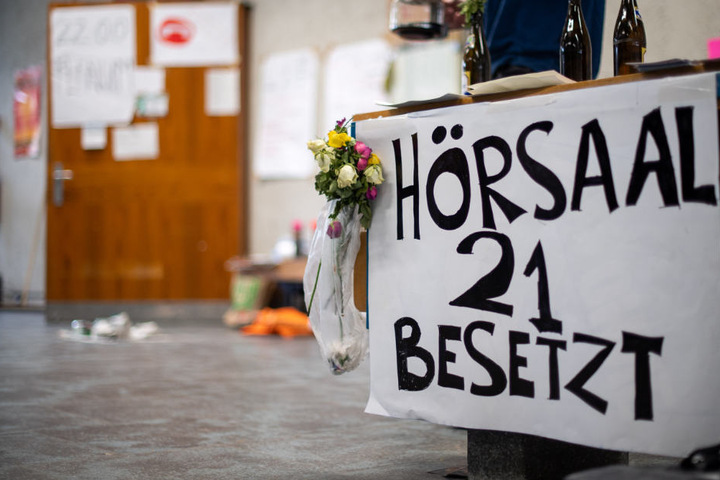 Das Schild steht während der Besetzung des Hörsaals 21 im Kupferbau der Eberhard Karls Universität Tübingen vor dem Hörsaal.