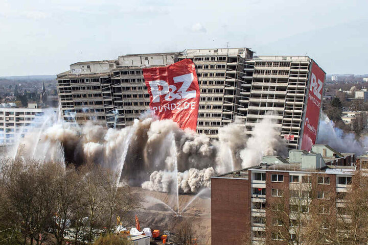 Das als "Weißer Riese" bekannte Hochhaus fällt in sich zusammen.