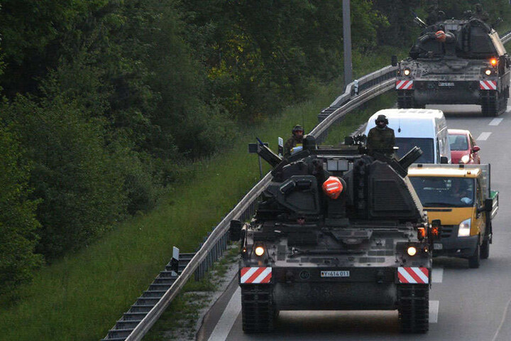 Ungewohntes Bild auf Autobahn: Panzer reihen sich zwischen den Auto ein.