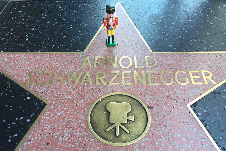 Selbst in Hollywood mischte sich der Kleine unter die Stars. Immer wieder
wurden seine Reisebegleiter von Fremden angesprochen, ob sie mit dem Nussknacker ein Selfie machen dürfen. Aber
gerne doch!