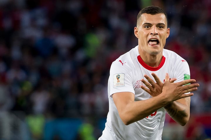 Granit Xhaka trifft per Distanzschuss und jubelt provokant.