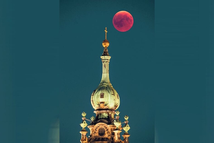 Eines seiner schönsten Motive: Hofkirche bei Blutmond.