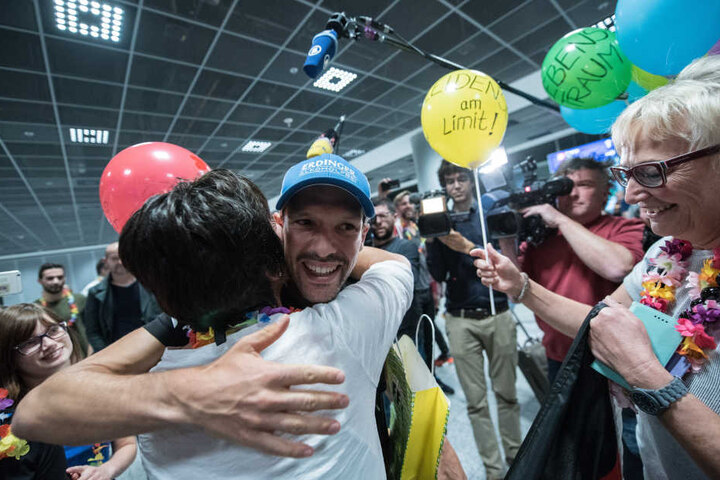Familie, Freunde und Fans erwarteten den Weltmeister am Flughafen mit Luftballons und Plakaten.