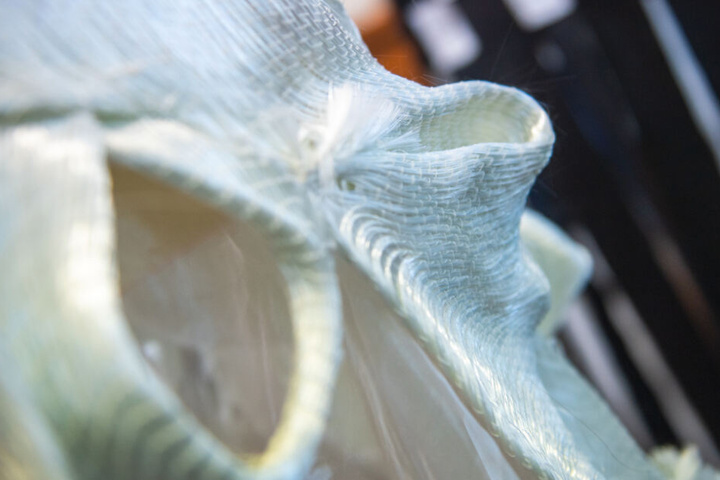 Zur Ausstellungseröffnung zeigte Designerin Christine Werzner ein ganz besonderes Kleid aus Glasfaser und Organza.