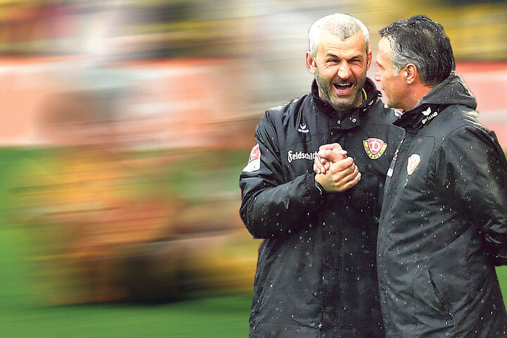 Gut gelaunt im Regen: Dynamo-Coach Uwe Neuhaus (r.) und sein Assistent Peter Németh.