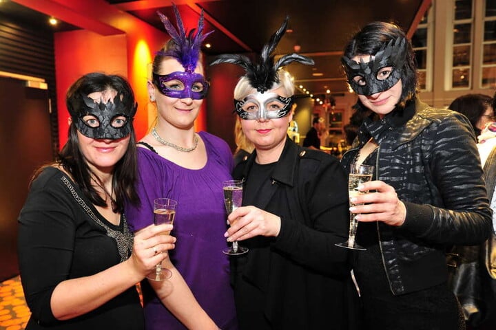 Die Ladies hatten sich ordentlich ins Zeug gelegt. So hätte sie Christian Grey sicher auch gerne mit auf den Maskenball genommen.