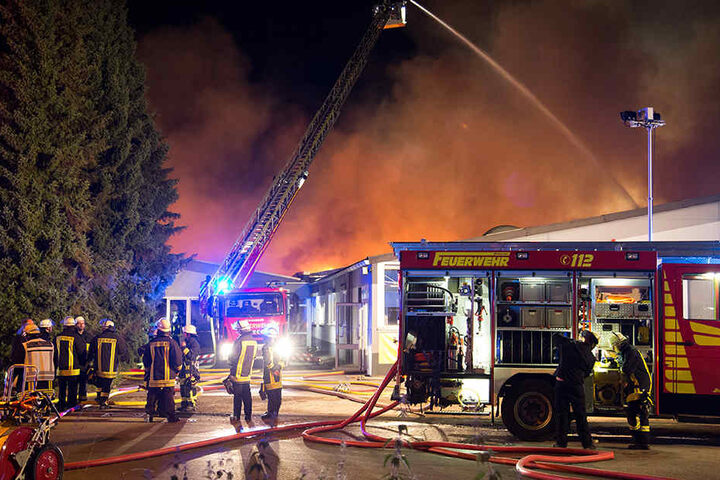 Die Feuerwehr löschte den Brand in der Nacht.