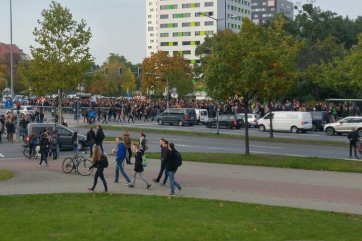 Am Fritz-Förster-Platz sammelt sich die zweite Demo, die dann in Richtung Neumarkt und Postplatz ziehen wird.