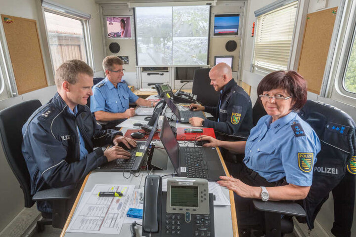 Lagezentrum der Polizei: Oliver Wurdak (41, v.l.), Dietmar Schmidt-Mätzchen (56), Patrick Franke (35) und Kerstin Nebe (56).