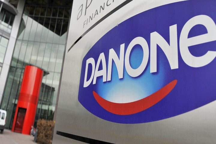 Der französische Lebensmittelkonzern Danone schließt ein Joghurt-Werk in Deutschland. (Symbolbild)