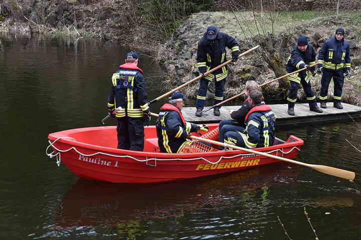 Rettungskräfte bei der Bergung der leblosen Person.