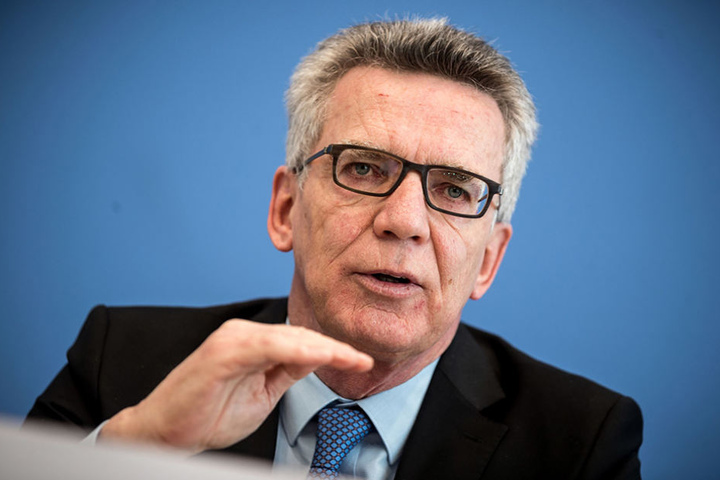 Innenminister Thomas de Maizière (63, CDU) fordert harte Strafen für die Täter.