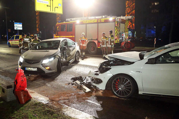 Ein Opel Amera krachte mit einem Mercedes zusammen.
