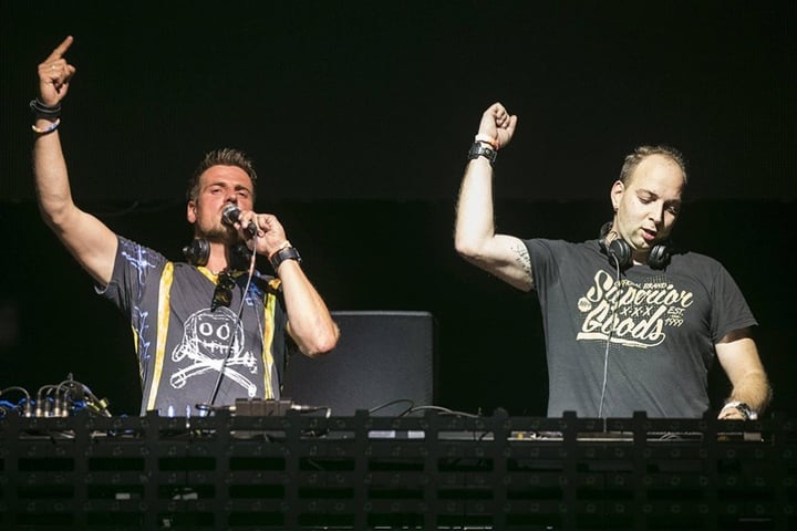 Das DJ-Duo Stereoact feiert Weihnachten gemütlich zu Hause im Kreise der Familie. Erst im Januar gehen Ric&Rixx wieder auf Tour.