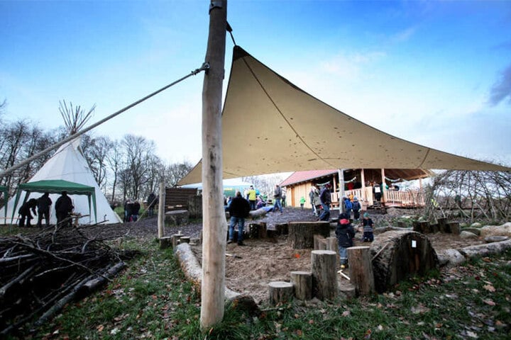 Holzhaus, Tipi, Klettergerüst und ganz viel Natur: Das ist der Waldkindergarten von Bünde.