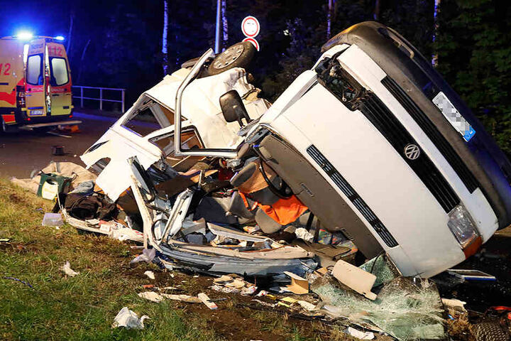 Der VW-Transporter überschlug sich beim Aufprall, wurde völlig zerstört.