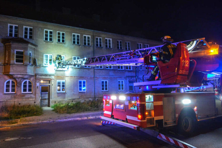 Auch an einem leerstehenden Mehrfamilienhaus ganz in der Nähe der Lagerhalle hatte es gebrannt.