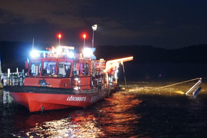 Noch am Donnerstagabend wurde das Segelboot durch das Löschboot der Feuerwehr geborgen.