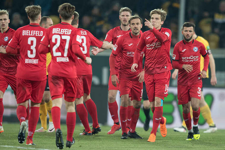 Jubel über den Start der Aufholjagd: Bielefelds Joan Simun Edmundsson (2.v.r) freut sich über seinen Treffer zum 2:3.