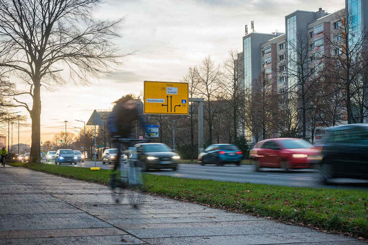 Auf der Albertstraße soll der Radweg auf die Straße kommen, eine Spur für
Autofahrer wegfallen.
