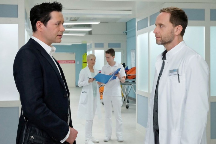 Weil er zuerst zu spät zur Arbeit kommt und vor einer OP auch noch in die Schule muss, gerät Philipp in der Sachsenklinik mit Chefarzt Dr. Kai Hoffmann (r.) aneinander.