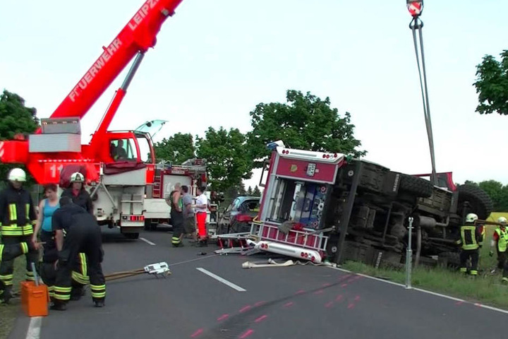 Ein Kran der Feuerwehr aus Leipzig musste anrücken, um das tonnenschwere Löschfahrzeug zu bergen.